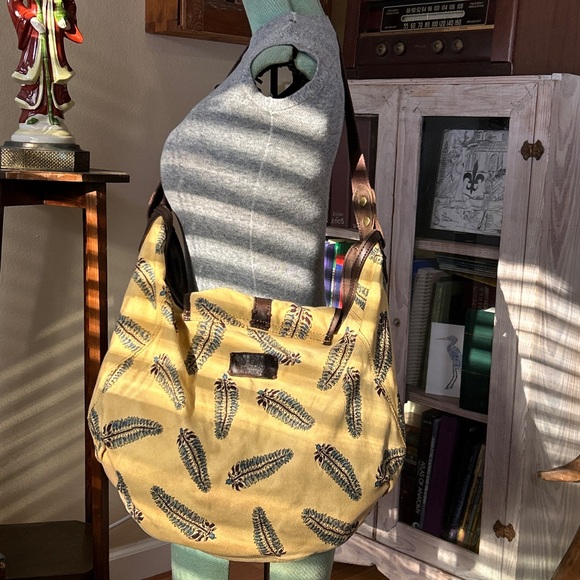 Vintage Lucky Brand Butter Yellow Canvas Crossbody Hobo Bag Slouchy Boho Y2K - Picture 3 of 16